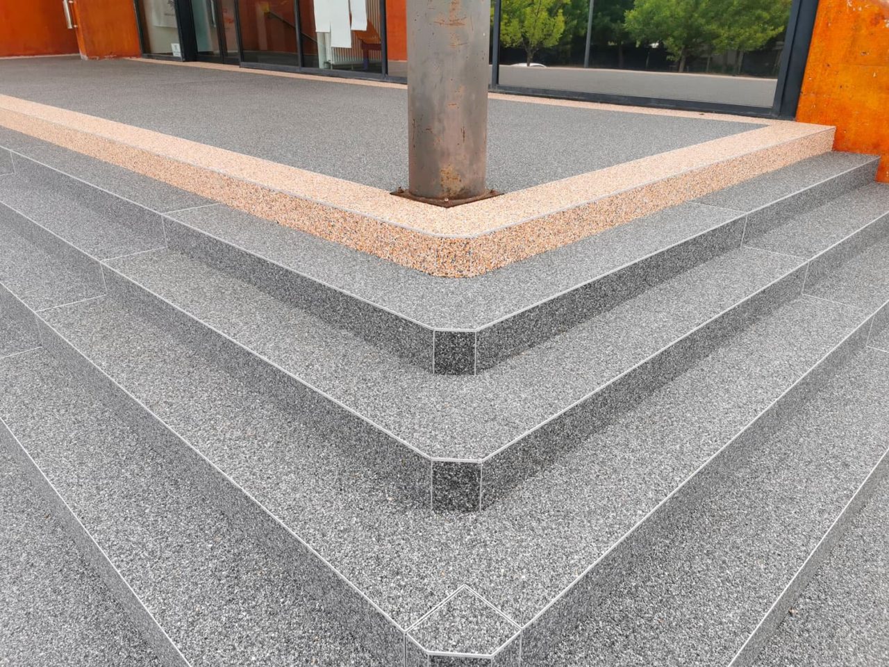 Escalier en résine de marbre à la piscine publique de Thionville (54)