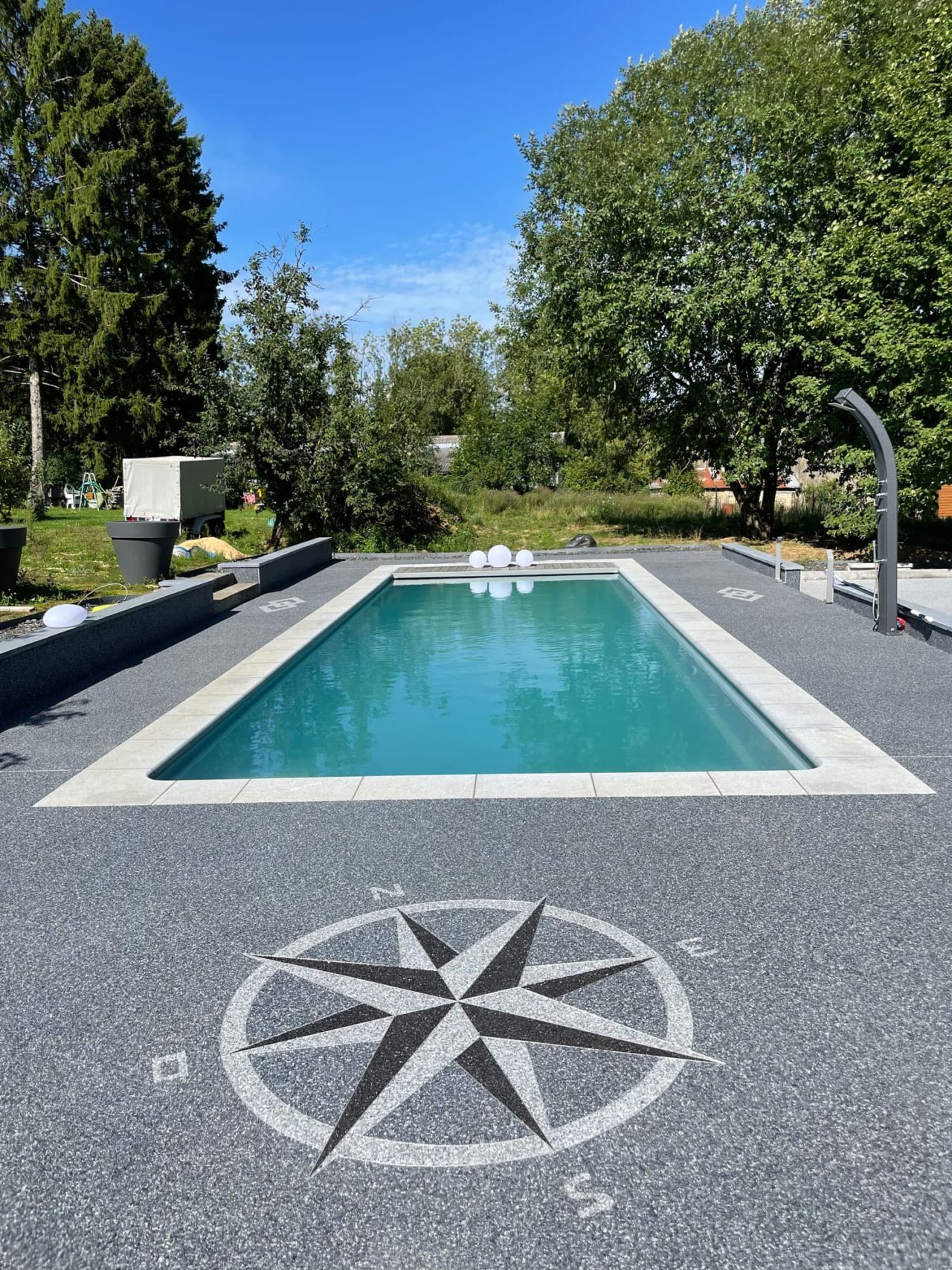 Plage de piscine en dalle béton et résine de marbre à Vance en Belgique
