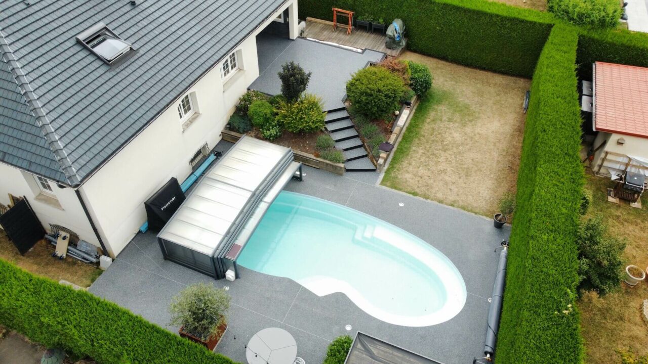 Plage de piscine et terrasse en résine de marbre - Longwy (54)