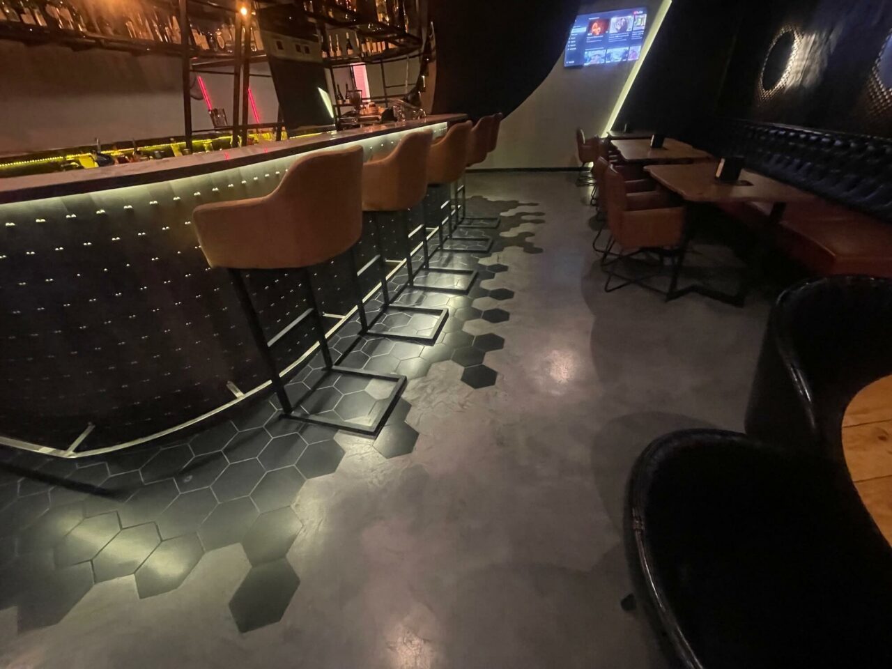 Pose d'un sol en béton ciré dans un restaurant à Luxembourg
