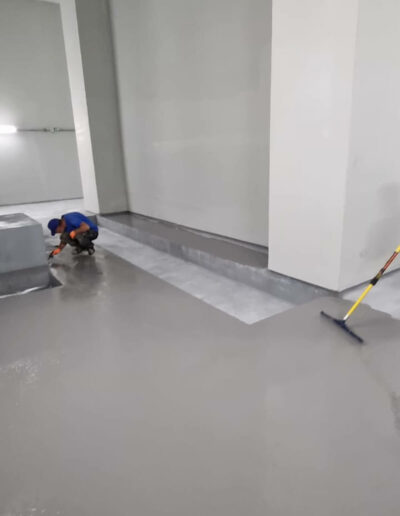 Résine Industrie - Sol résine autolissante époxy pour zone de production industrielle