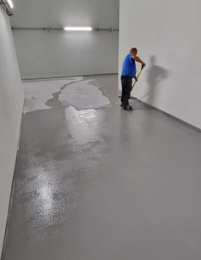 Résine Industrie - Sol résine autolissante époxy pour zone de production industrielle