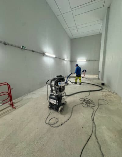 Résine Industrie - Sol résine autolissante époxy pour zone de production industrielle