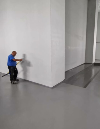 Résine Industrie - Sol résine autolissante époxy pour zone de production industrielle