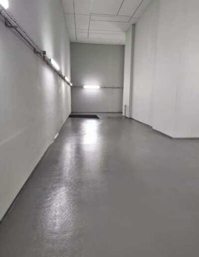 Résine Industrie - Sol résine autolissante époxy pour zone de production industrielle