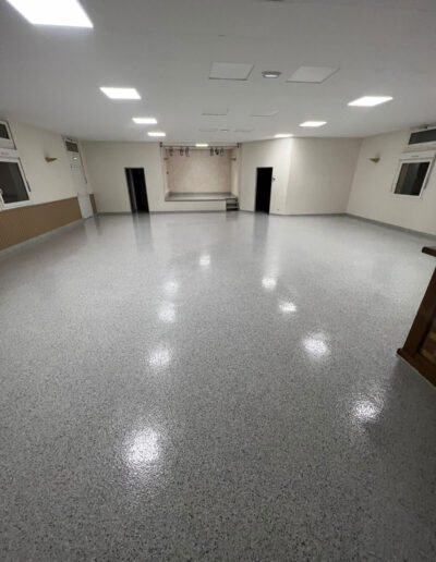 Résine Industrie - Pose de sol en résine époxy saupoudré paillettes Hyperchips