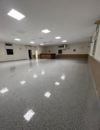 Résine Industrie - Pose de sol en résine époxy saupoudré paillettes Hyperchips