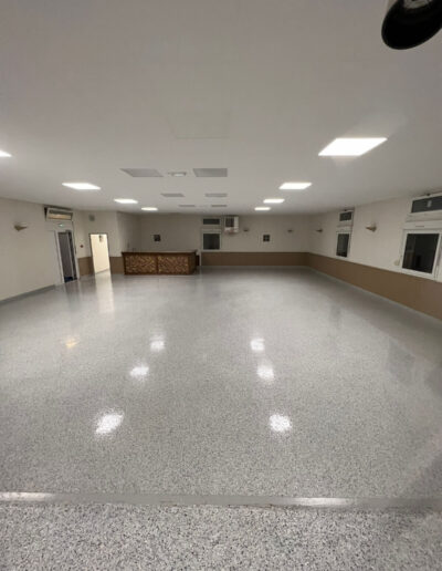 Résine Industrie - Pose de sol en résine époxy saupoudré paillettes Hyperchips