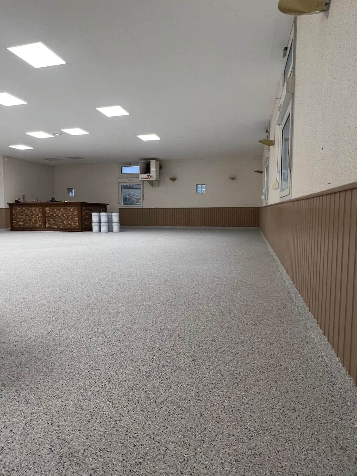 Résine Industrie - Pose de sol en résine époxy saupoudré paillettes Hyperchips