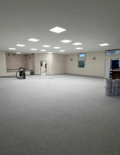 Résine Industrie - Pose de sol en résine époxy saupoudré paillettes Hyperchips