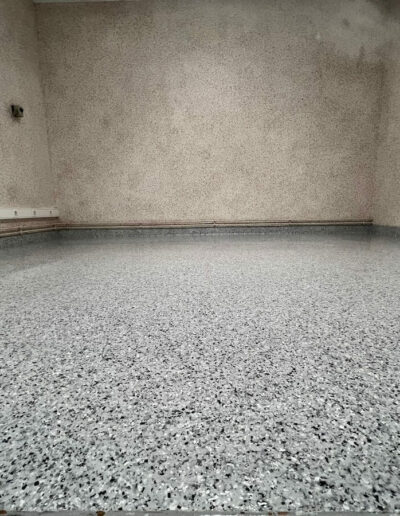 Résine Industrie - Pose de sol en résine époxy saupoudré paillettes Hyperchips