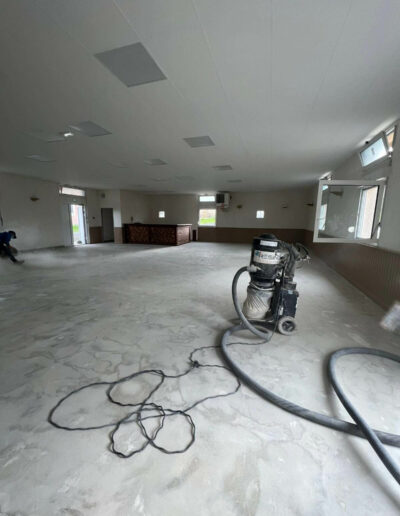 Résine Industrie - Pose de sol en résine époxy saupoudré paillettes Hyperchips