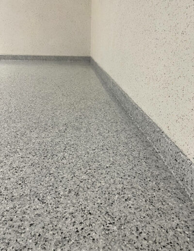 Résine Industrie - Pose de sol en résine époxy saupoudré paillettes Hyperchips