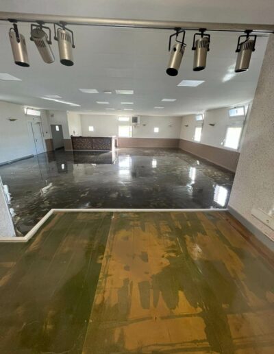 Résine Industrie - Pose de sol en résine époxy saupoudré paillettes Hyperchips