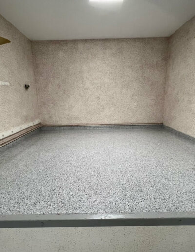 Résine Industrie - Pose de sol en résine époxy saupoudré paillettes Hyperchips