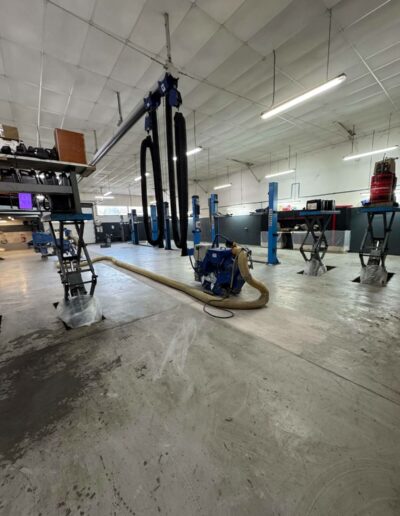 Résine Industrie - Pose de sol époxy autolissant pour un atelier mécanique