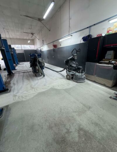 Résine Industrie - Pose de sol époxy autolissant pour un atelier mécanique