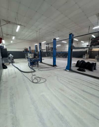 Résine Industrie - Pose de sol époxy autolissant pour un atelier mécanique