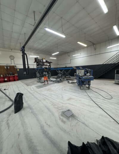 Résine Industrie - Pose de sol époxy autolissant pour un atelier mécanique