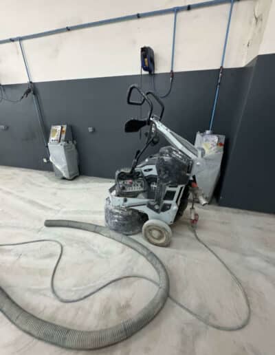 Résine Industrie - Pose de sol époxy autolissant pour un atelier mécanique