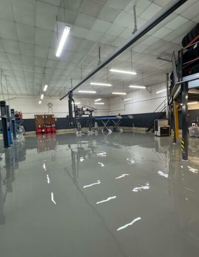 Résine Industrie - Pose de sol époxy autolissant pour un atelier mécanique