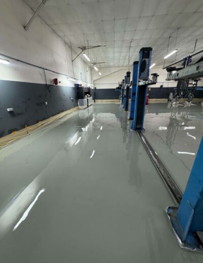 Résine Industrie - Pose de sol époxy autolissant pour un atelier mécanique