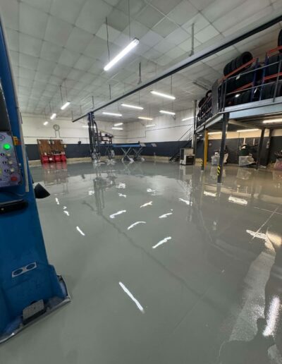 Résine Industrie - Pose de sol époxy autolissant pour un atelier mécanique