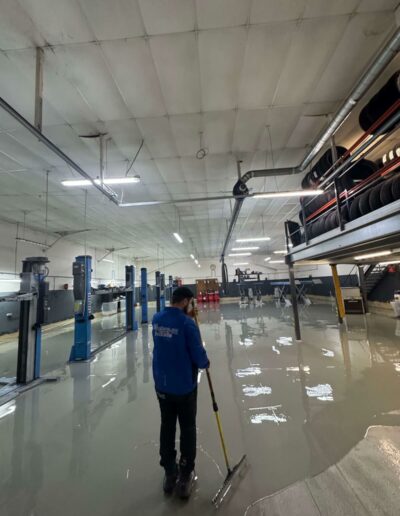 Résine Industrie - Pose de sol époxy autolissant pour un atelier mécanique