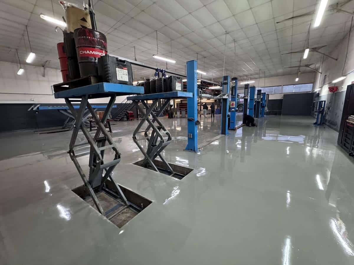 Résine Industrie - Pose de sol époxy autolissant pour un atelier mécanique