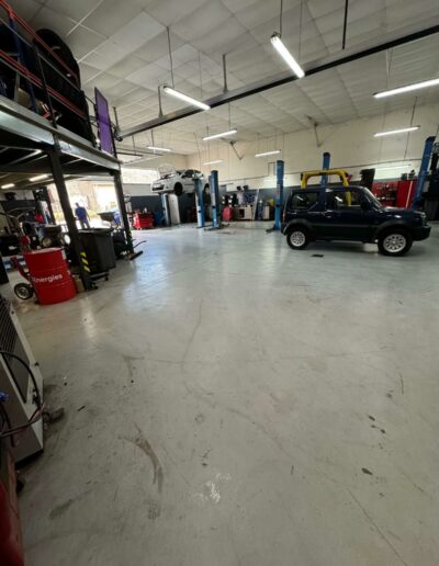 Résine Industrie - Pose de sol époxy autolissant pour un atelier mécanique