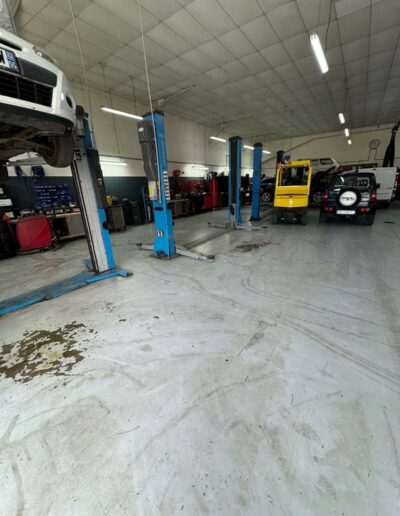 Résine Industrie - Pose de sol époxy autolissant pour un atelier mécanique