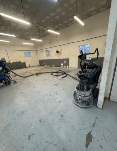 Résine Industrie - Pose de sols en résine époxy durables et résistants pour environnement automobile