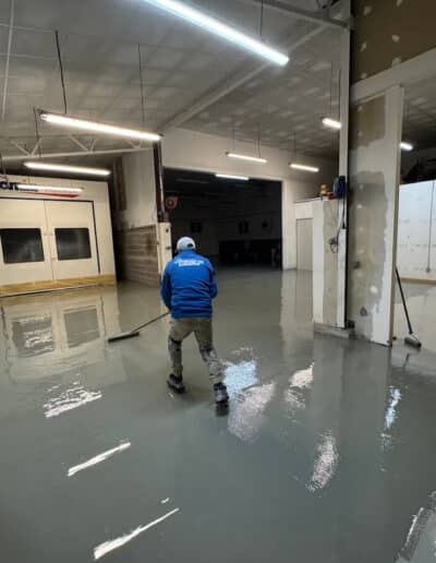 Résine Industrie - Pose de sols en résine époxy durables et résistants pour environnement automobile