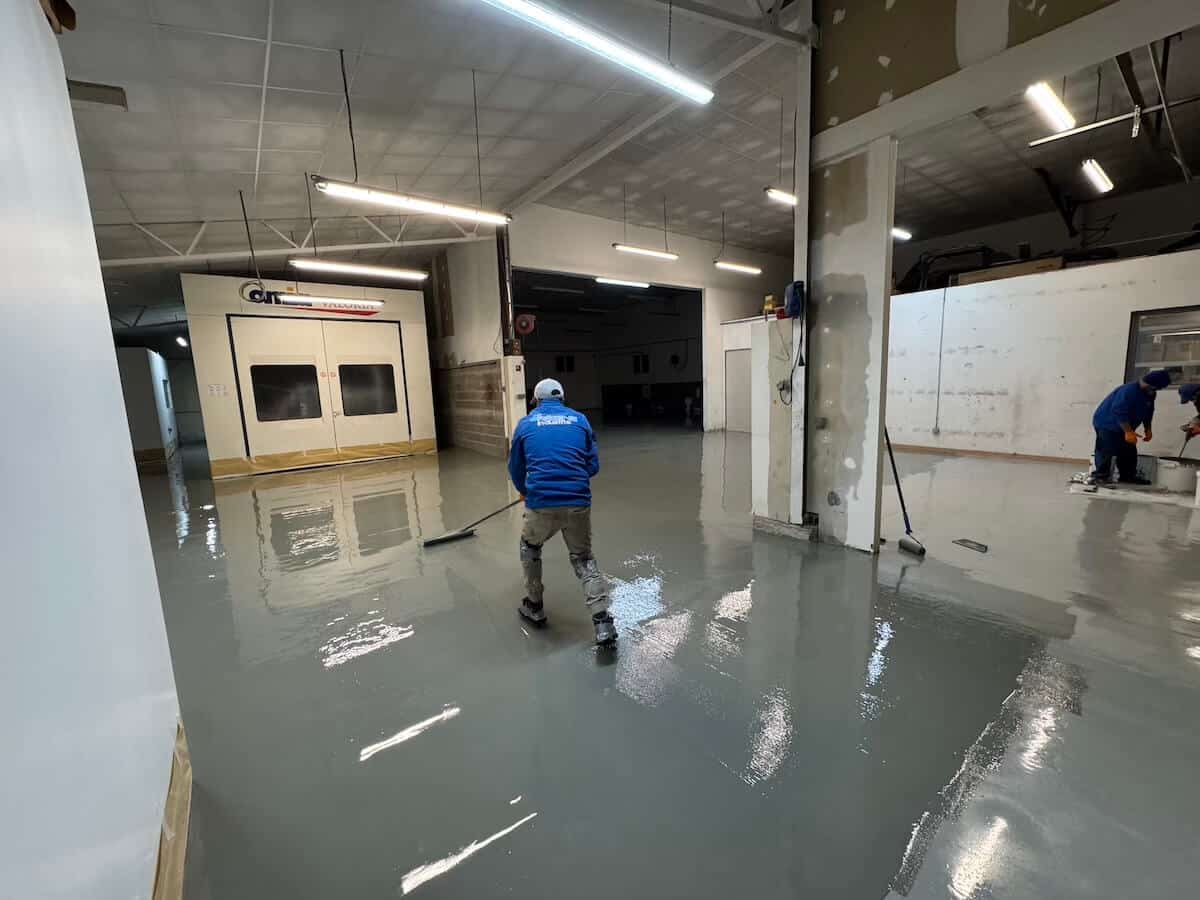 Résine Industrie - Pose de sols en résine époxy durables et résistants pour environnement automobile