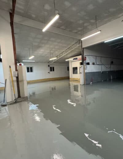 Résine Industrie - Pose de sols en résine époxy durables et résistants pour environnement automobile