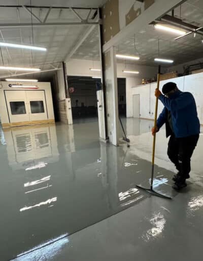 Résine Industrie - Pose de sols en résine époxy durables et résistants pour environnement automobile