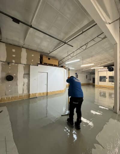 Résine Industrie - Pose de sols en résine époxy durables et résistants pour environnement automobile