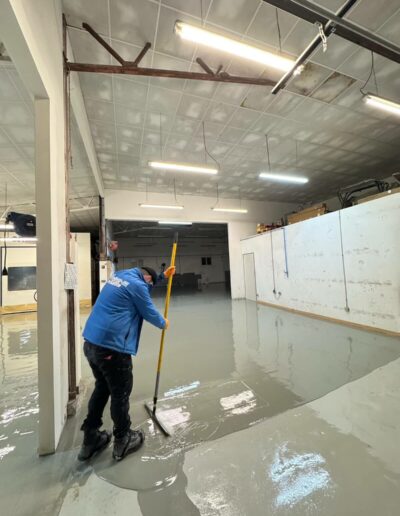 Résine Industrie - Pose de sols en résine époxy durables et résistants pour environnement automobile