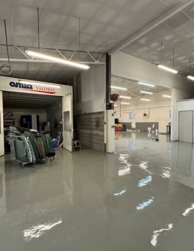 Résine Industrie - Pose de sols en résine époxy durables et résistants pour environnement automobile