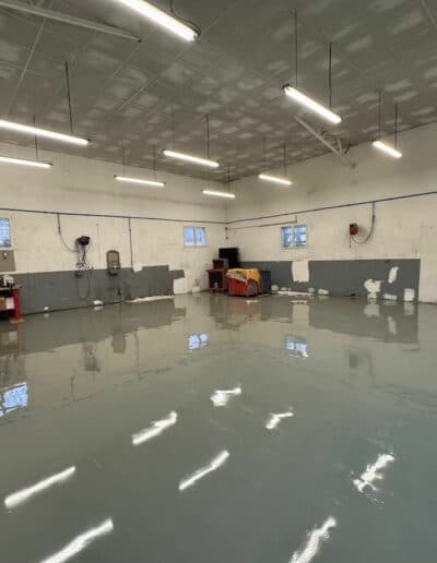 Résine Industrie - Pose de sols en résine époxy durables et résistants pour environnement automobile