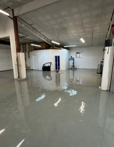 Résine Industrie - Pose de sols en résine époxy durables et résistants pour environnement automobile