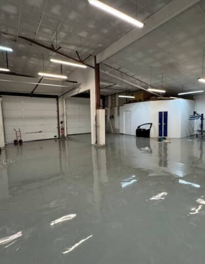 Résine Industrie - Pose de sols en résine époxy durables et résistants pour environnement automobile