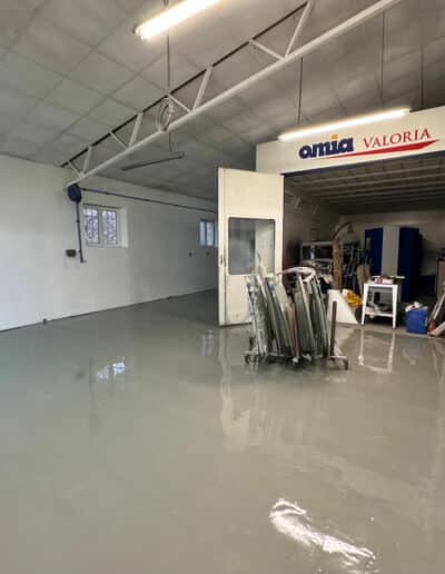 Résine Industrie - Pose de sols en résine époxy durables et résistants pour environnement automobile