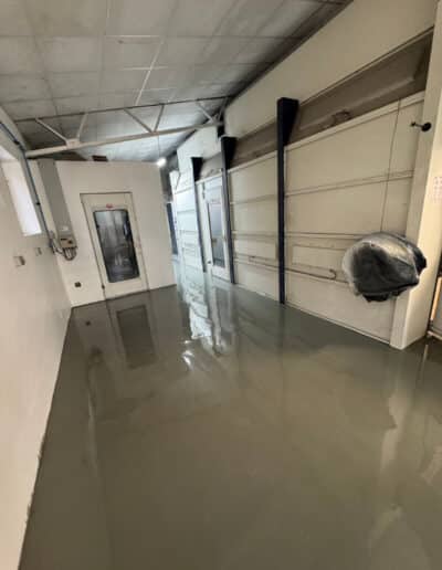 Résine Industrie - Pose de sols en résine époxy durables et résistants pour environnement automobile