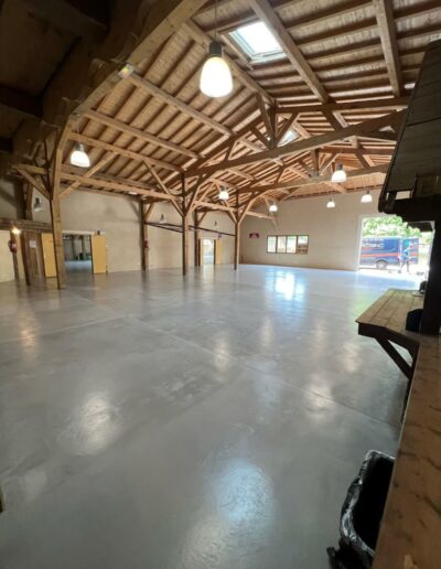 Résine Industrie - Sol autolissant filmogène coloré dans une salle de réception