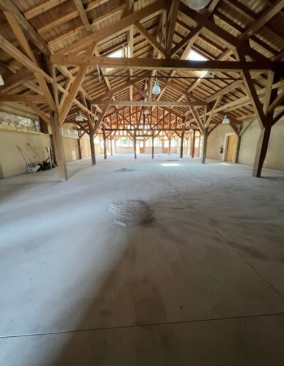 Résine Industrie - Sol autolissant filmogène coloré dans une salle de réception