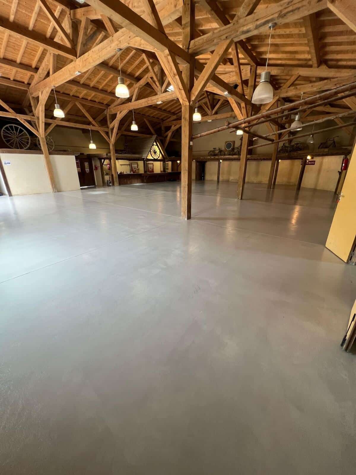 Résine Industrie - Sol autolissant filmogène coloré dans une salle de réception