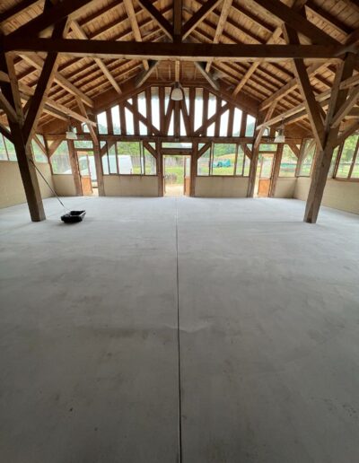 Résine Industrie - Sol autolissant filmogène coloré dans une salle de réception