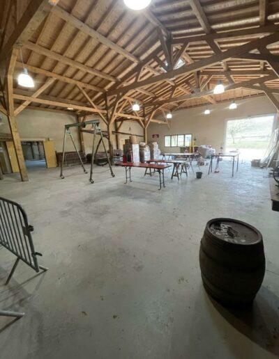 Résine Industrie - Sol autolissant filmogène coloré dans une salle de réception