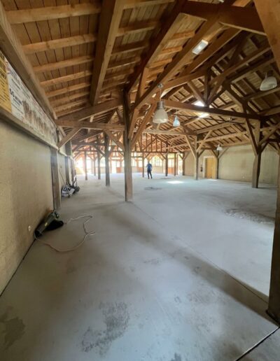 Résine Industrie - Sol autolissant filmogène coloré dans une salle de réception